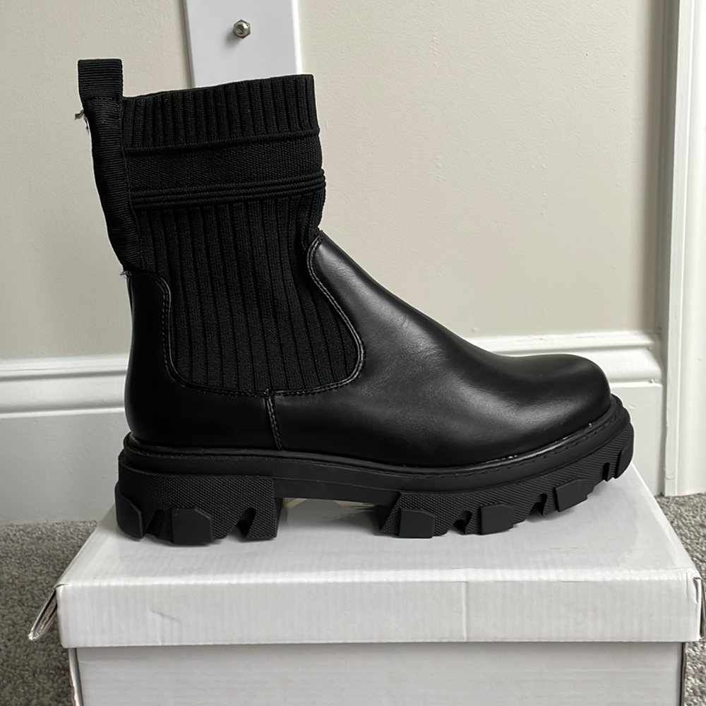 Never worn knitted Chelsea boot.